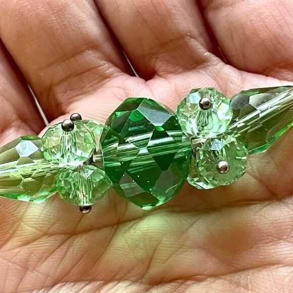 Green beaded  glass bracelet on stretchy cord - Picture 5 of 10